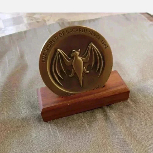 DECORATIVE BAR VINTAGE EMBLEM THE WORLD OF BACARDI SINCE 1862 - Picture 1 of 4